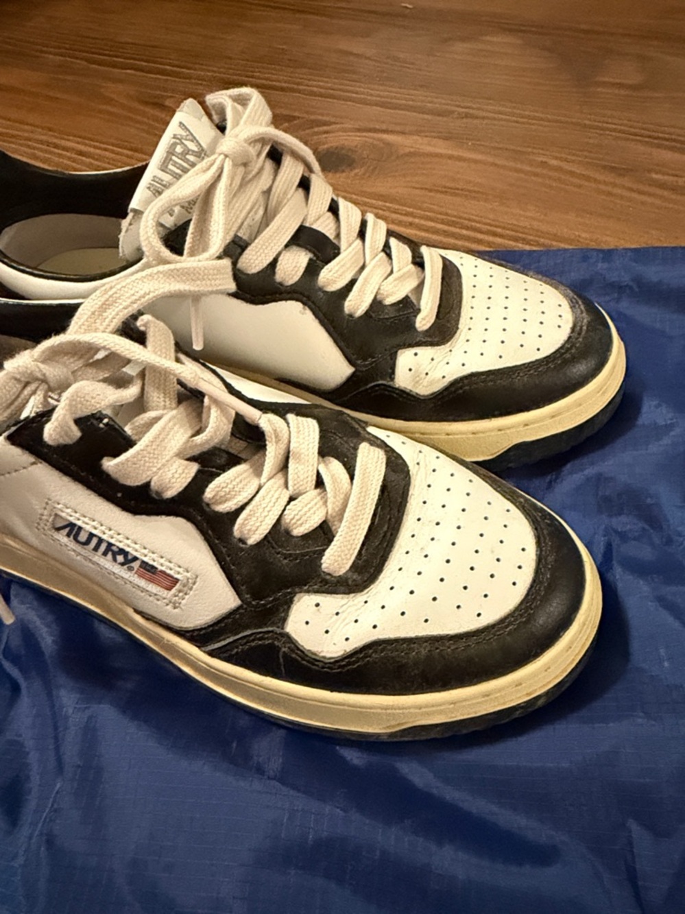Autry Medalist Low-Top Sneakers in White and Black - Picture 6 of 7